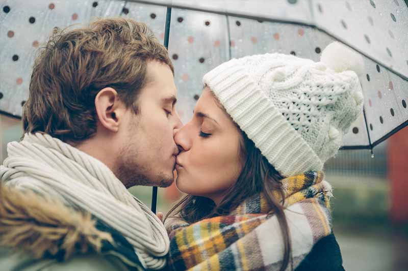 Un uomo bacia una donna sulle labbra